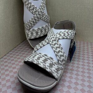8.5 NWT Skechers Sandals